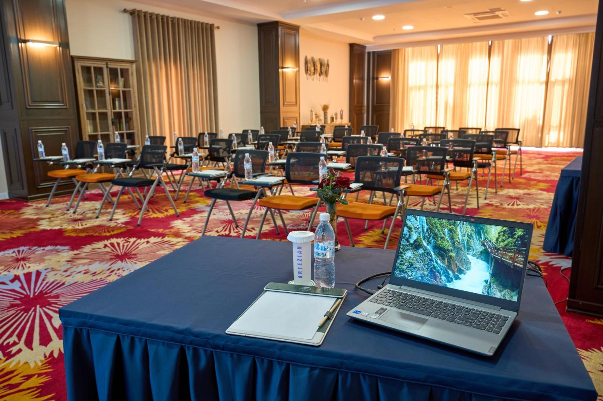 Garden Hotel & Spa Bishkek Luaran gambar